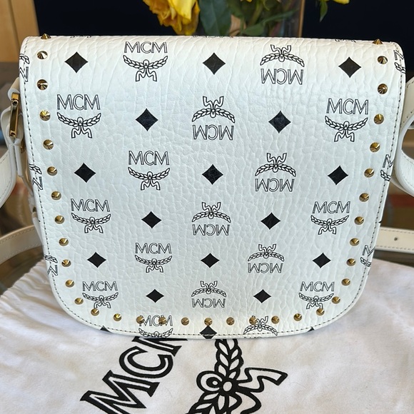 MCM White Victory Patch Viscetos Patricia Crossbody.  New with Dustbag - Picture 3 of 9